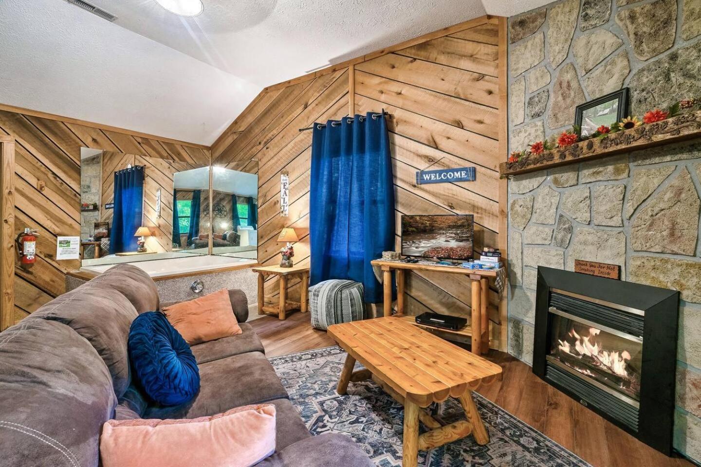 Romantic Mtn Cabin Hot Tub & Jacuzzi Views Sevierville Luaran gambar